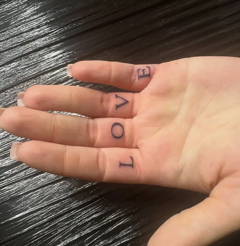 L O V E, tatuaggio fine line